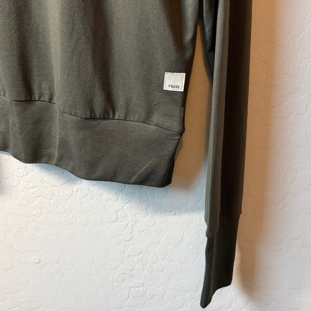 Vuori Daydream Performance Long Sleeve Crewneck Tee in Oregano Size M - Picture 3 of 5